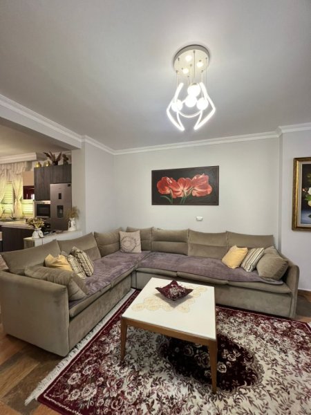 Tirane, jepet me qera apartament 3+1+Ballkon Kati 6, 1.000 € (Rruga Siri Kodra, prane Selvise)