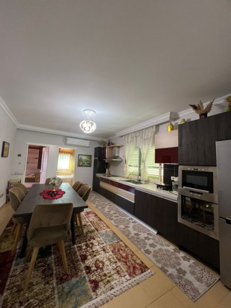 Tirane, jepet me qera apartament 3+1+Ballkon Kati 6, 1.000 € (Rruga Siri Kodra, prane Selvise)