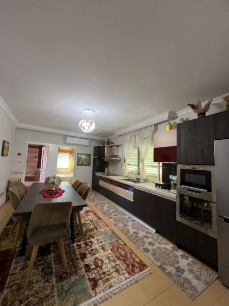 Tirane, jepet me qera apartament 3+1+Ballkon Kati 6, 1.000 € (Rruga Siri Kodra, prane Selvise)