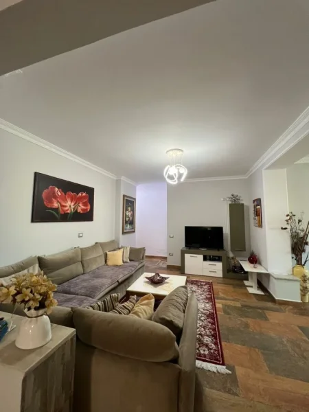 Tirane, jepet me qera apartament 3+1+Ballkon Kati 6, 1.000 € (Rruga Siri Kodra, prane Selvise)