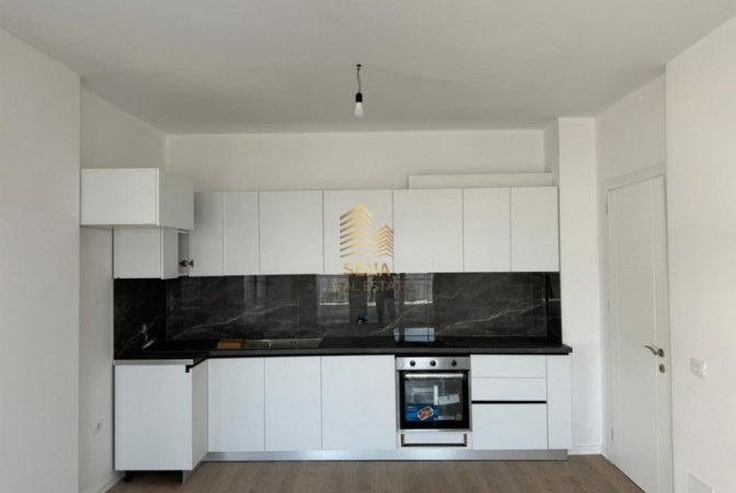 Tirane, jepet me qera apartament 2+1+Ballkon Kati 4, 105 m² 500 € (Porcelan)
