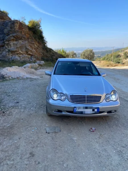 Tirane, shitet makine Benz C Class Benzin+Gaz, gri metalizato automatik Kondicioner 225.000 km 3.500 €