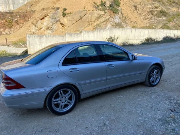Tirane, shitet makine Benz C Class Benzin+Gaz, gri metalizato automatik Kondicioner 225.000 km 3.500 €