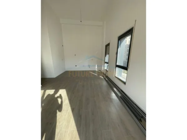 Tirane, shitet ambjent biznesi Kati 1, 103 m² 240.000 € (Porcelan)