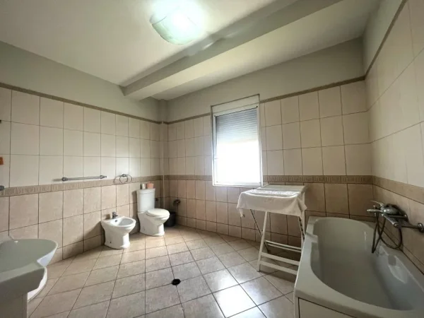 Tirane, jepet me qera Vile 3+1+Aneks+Ballkon Kati 1, 140 m² 650 € (sauk)