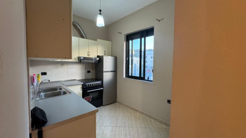 Tirane, jepet me qera apartament 3+1+Aneks+Ballkon Kati 5, 131 m² 600 € (kopshti zoologjik)
