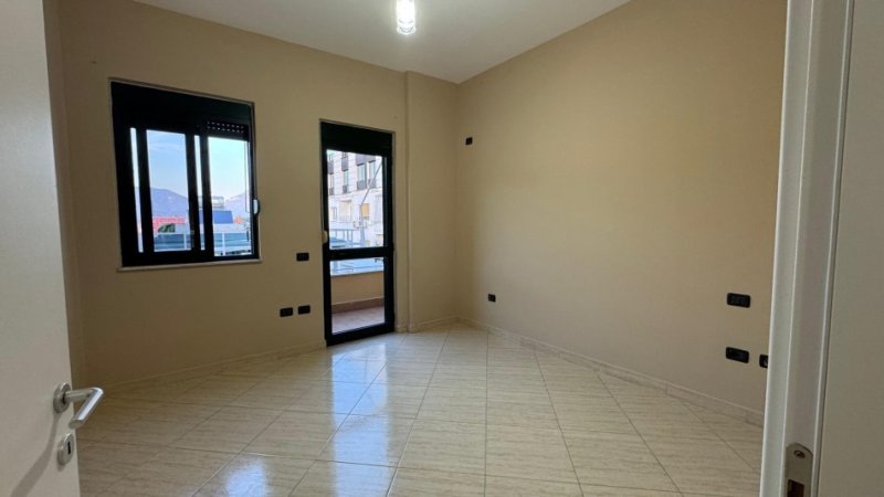Tirane, jepet me qera apartament 3+1+Aneks+Ballkon Kati 5, 131 m² 600 € (kopshti zoologjik)