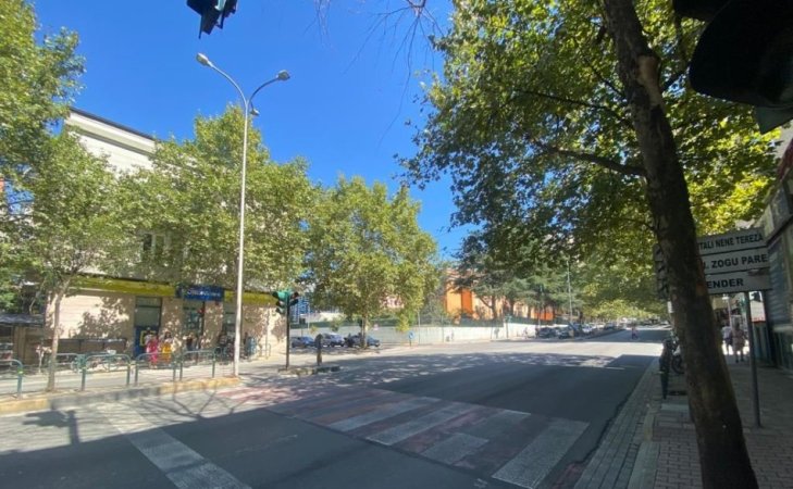 Tirane, shitet dyqan Kati 0, 17 m² 85.000 € (stacioni i trenit)