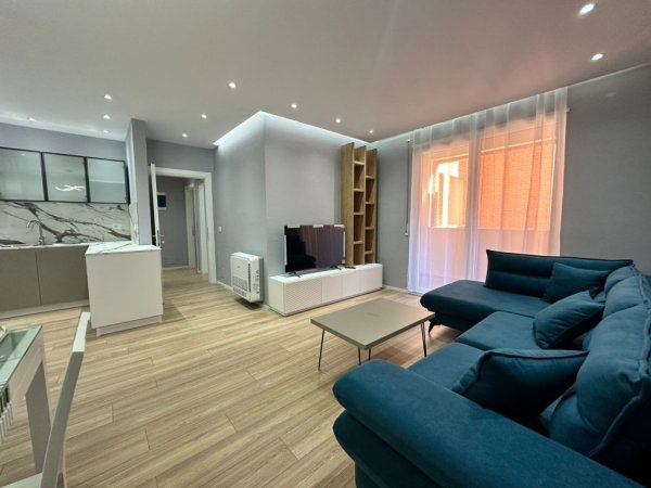 Tirane, jepet me qera apartament 2+1 Kati 4, 108 m² 700 € 