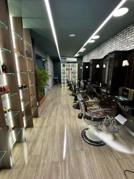 Tirane, jepet me qera ambjent biznesi Kati 0, 111 m² 2.500 € (bllok)