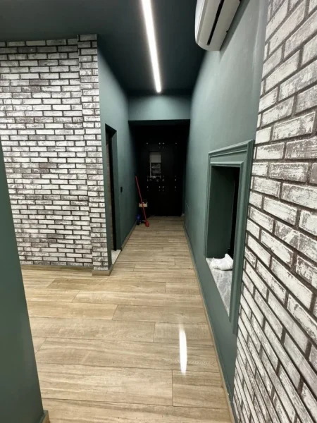 Tirane, jepet me qera ambjent biznesi Kati 0, 111 m² 2.500 € (bllok)