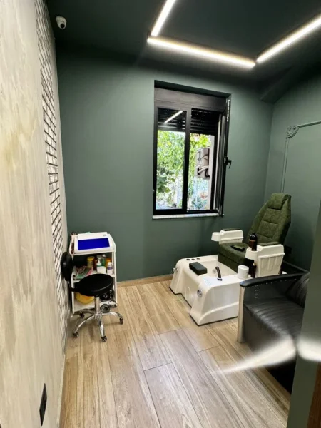 Tirane, jepet me qera ambjent biznesi Kati 0, 111 m² 2.500 € (bllok)