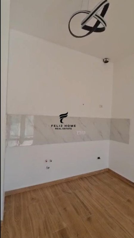 Tirane, jepet me qera apartament 2+1 Kati 4, 65 m² 800 € (BULEVARDI ZOGU I)