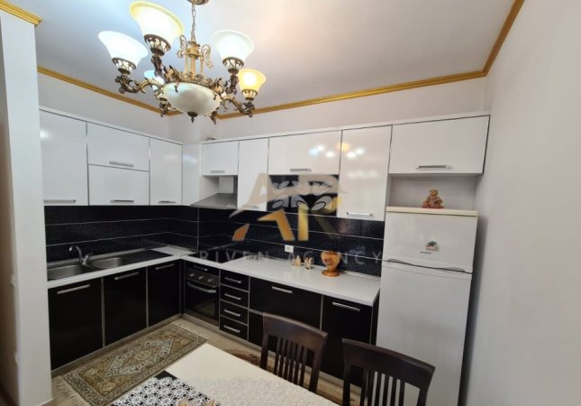 Tirane, jepet me qera shtepi 1+1 Kati 4, 60 m² 450 € (Përball shkollës Don Bosko)