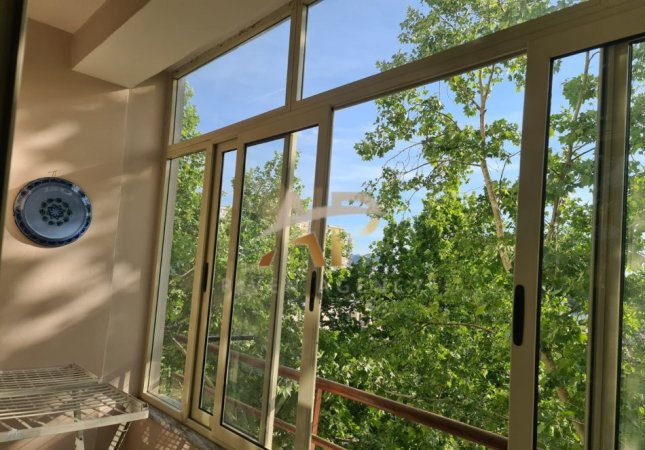 Tirane, jepet me qera shtepi 1+1 Kati 4, 60 m² 450 € (Përball shkollës Don Bosko)
