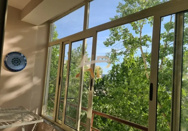 Tirane, jepet me qera shtepi 1+1 Kati 4, 60 m² 450 € (Përball shkollës Don Bosko)