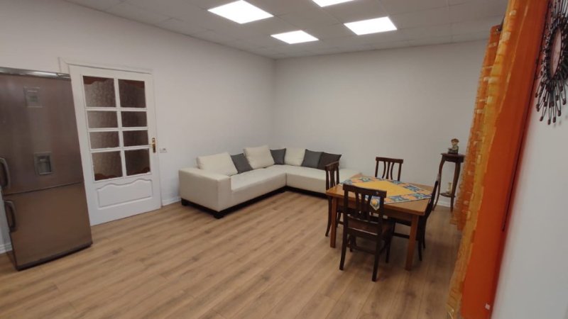 Tirane, jepet me qera Vile 3 Katshe Kati 1, 300 m² 1.500 € (Xhamllik, Rruga Arkitekt Sinani)