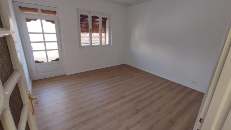 Tirane, jepet me qera Vile 3 Katshe Kati 1, 300 m² 1.500 € (Xhamllik, Rruga Arkitekt Sinani)