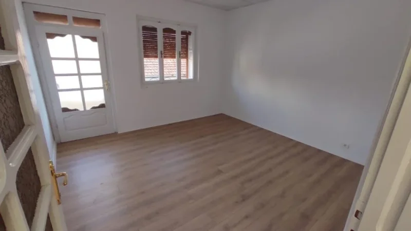 Tirane, jepet me qera Vile 3 Katshe Kati 1, 300 m² 1.500 € (Xhamllik, Rruga Arkitekt Sinani)