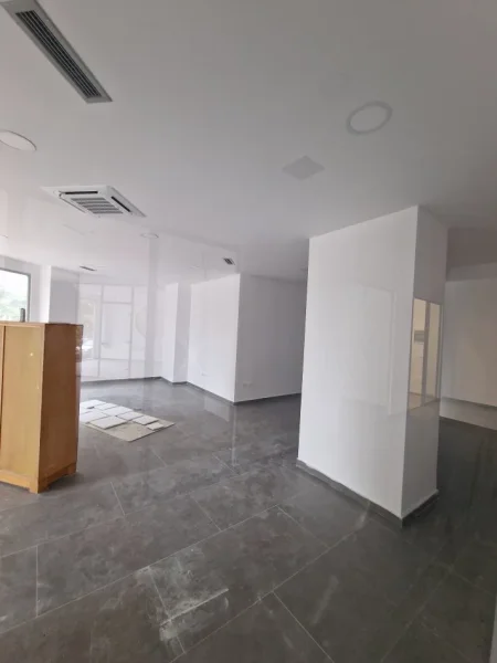 Durres, jepet me qera zyre Kati 0, 75 m² 1.125 € (rruga egnatia)