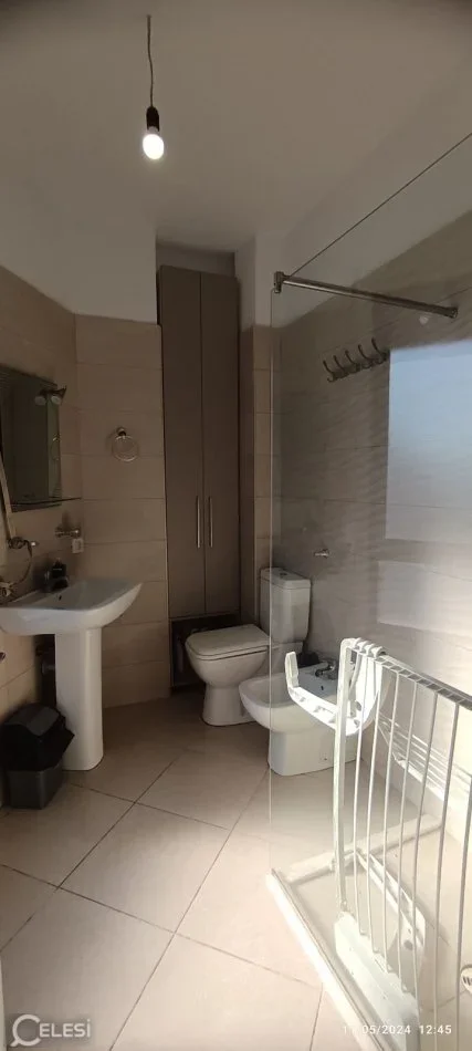 Tirane, jepet me qera apartament 1+1+Ballkon Kati 7, 60 m² 500 € (RRUGA E DIBRES)