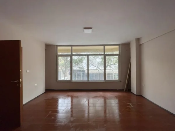 Tirane, jepet me qera ambjent biznesi Kati 2, 80 m² 800 € (MINE PEZA)