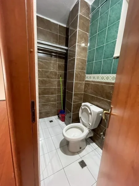 Tirane, jepet me qera ambjent biznesi Kati 2, 80 m² 800 € (MINE PEZA)