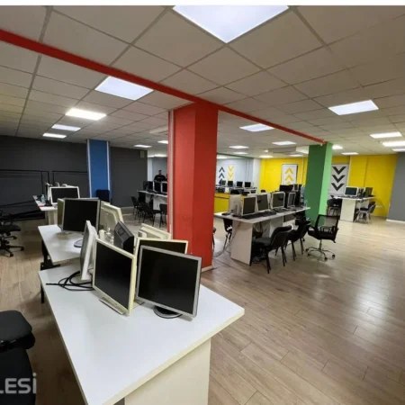Shqiperi, jepet me qera ambjent biznesi Kati 1, 515 m² 7.000 € (RRUGA E DIBRES)