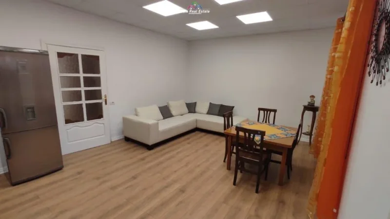 jepet me qera Vile 3 kateshe, 300 m2, 1200 euro XHAMLLIK