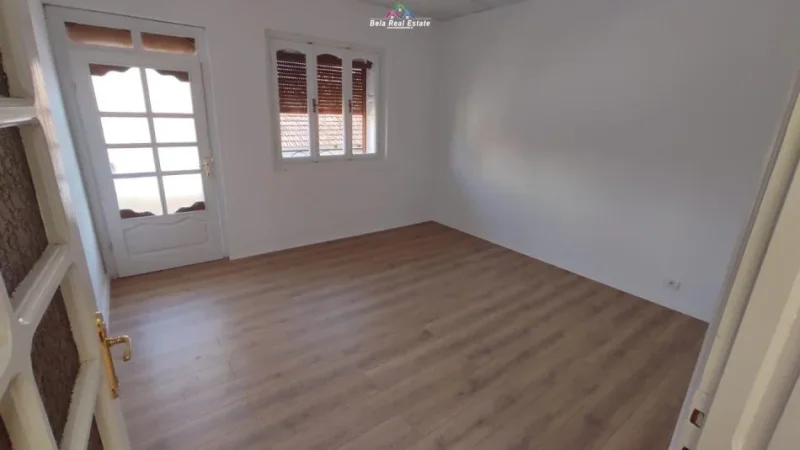 jepet me qera Vile 3 kateshe, 300 m2, 1200 euro XHAMLLIK