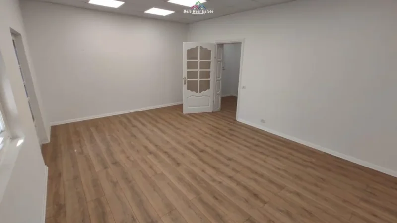 jepet me qera Vile 3 kateshe, 300 m2, 1200 euro XHAMLLIK