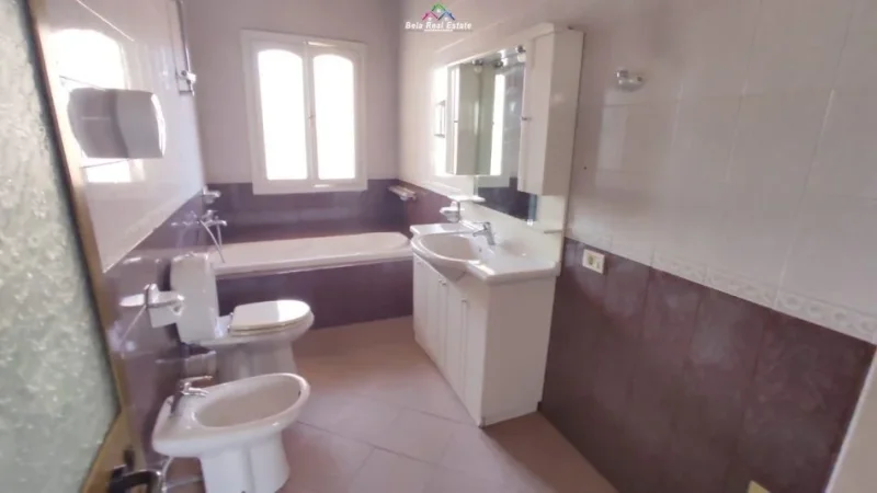 jepet me qera Vile 3 kateshe, 300 m2, 1200 euro XHAMLLIK