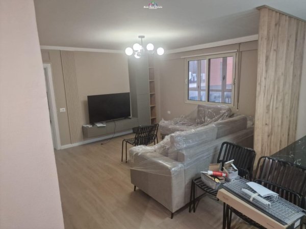 Tirane, jepet me qera apartament 3+1+Ballkon Kati 1, 120 m² 1.000 € (bulevsrdi zogu i pare)
