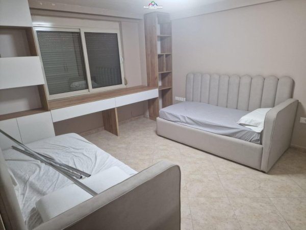 Tirane, jepet me qera apartament 3+1+Ballkon Kati 1, 120 m² 1.000 € (bulevsrdi zogu i pare)