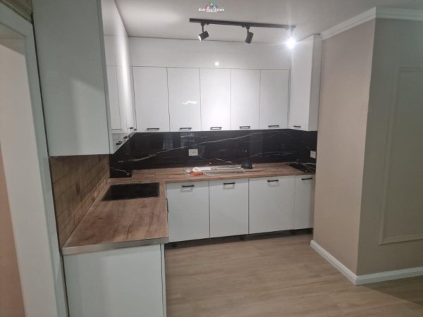 Tirane, jepet me qera apartament 3+1+Ballkon Kati 1, 120 m² 1.000 € (bulevsrdi zogu i pare)
