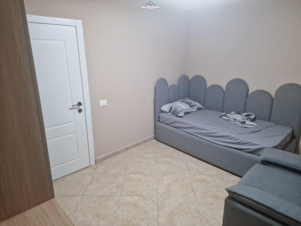 Tirane, jepet me qera apartament 3+1+Ballkon Kati 1, 120 m² 1.000 € (bulevsrdi zogu i pare)
