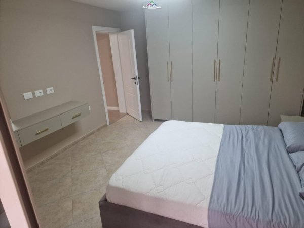 Tirane, jepet me qera apartament 3+1+Ballkon Kati 1, 120 m² 1.000 € (bulevsrdi zogu i pare)
