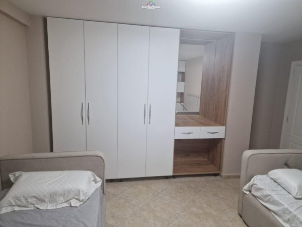 Tirane, jepet me qera apartament 3+1+Ballkon Kati 1, 120 m² 1.000 € (bulevsrdi zogu i pare)