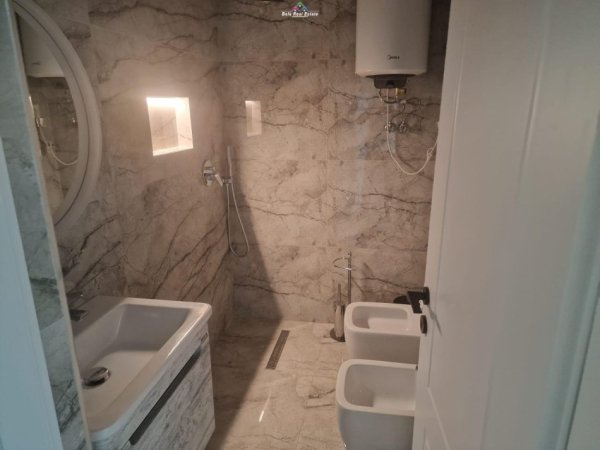 Tirane, jepet me qera apartament 3+1+Ballkon Kati 1, 120 m² 1.000 € (bulevsrdi zogu i pare)