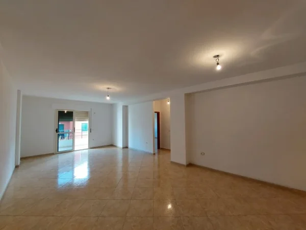 Vlore, shitet apartament 2+1+Ballkon Kati 2, 118 m² 135.000 € (Rruga Jeronim de Rada)