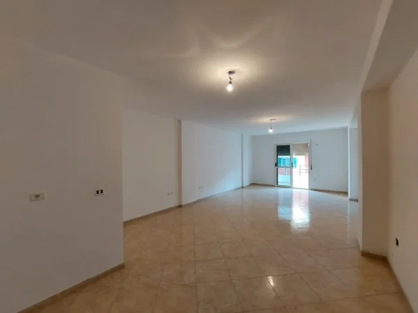 Vlore, shitet apartament 2+1+Ballkon Kati 2, 118 m² 135.000 € (Rruga Jeronim de Rada)
