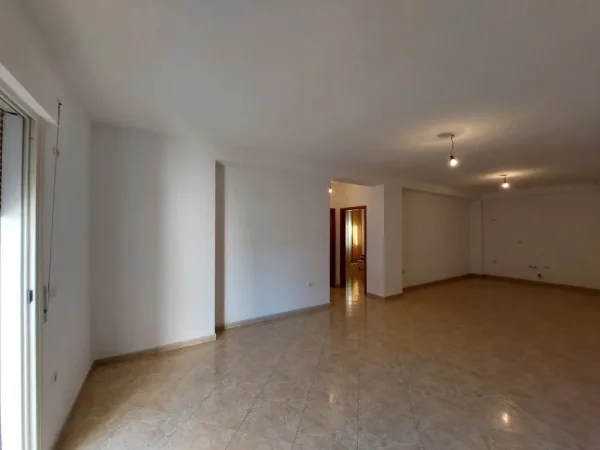 Vlore, shitet apartament 2+1+Ballkon Kati 2, 118 m² 135.000 € (Rruga Jeronim de Rada)