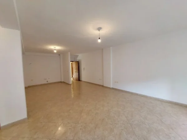 Vlore, shitet apartament 2+1+Ballkon Kati 2, 118 m² 135.000 € (Rruga Jeronim de Rada)