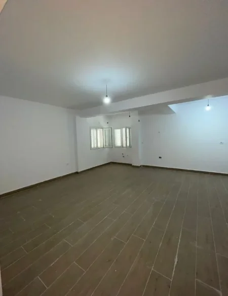 Tirane, shes Shitet apartament 1+1 126.000 €