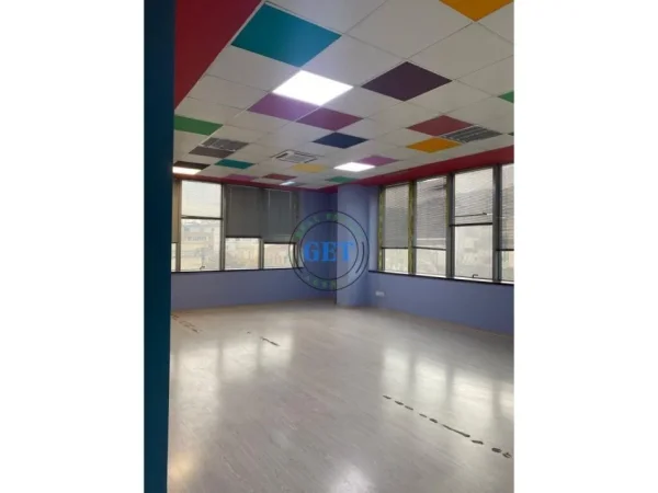 Durres, jepet me qera zyre , 250 m² (Sheshi Pranvera, Durrës)