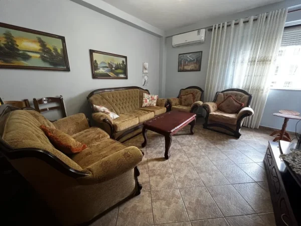Tirane, shes Divan 200 €