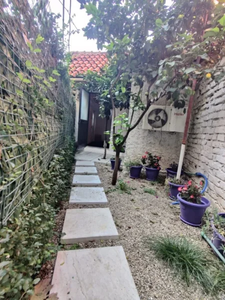 Tirane, jepet me qera ambjent biznesi Kati 0, 16 m² 370 € (Rruga Islam Alla)
