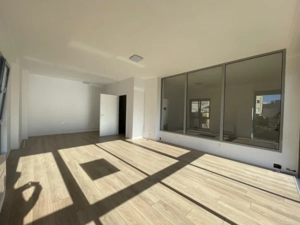 Tirane, jepet me qera ambjent biznesi Kati 2, 138 m² 2.500 € (Rruga Kavajes shume prane Qendres)