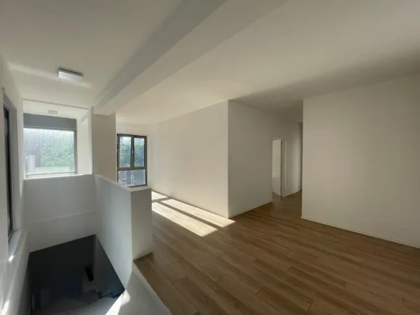 Tirane, jepet me qera ambjent biznesi Kati 2, 138 m² 2.500 € (Rruga Kavajes shume prane Qendres)