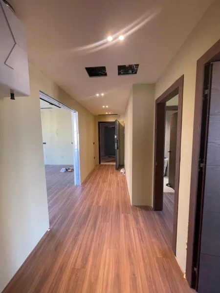 Tirane, jepet me qera ambjent biznesi Kati 7, 120 m² 1.800 € (Shume prane Qendres me akses direkt ne Rr.Kavajes dhe Rr.Durrsit)